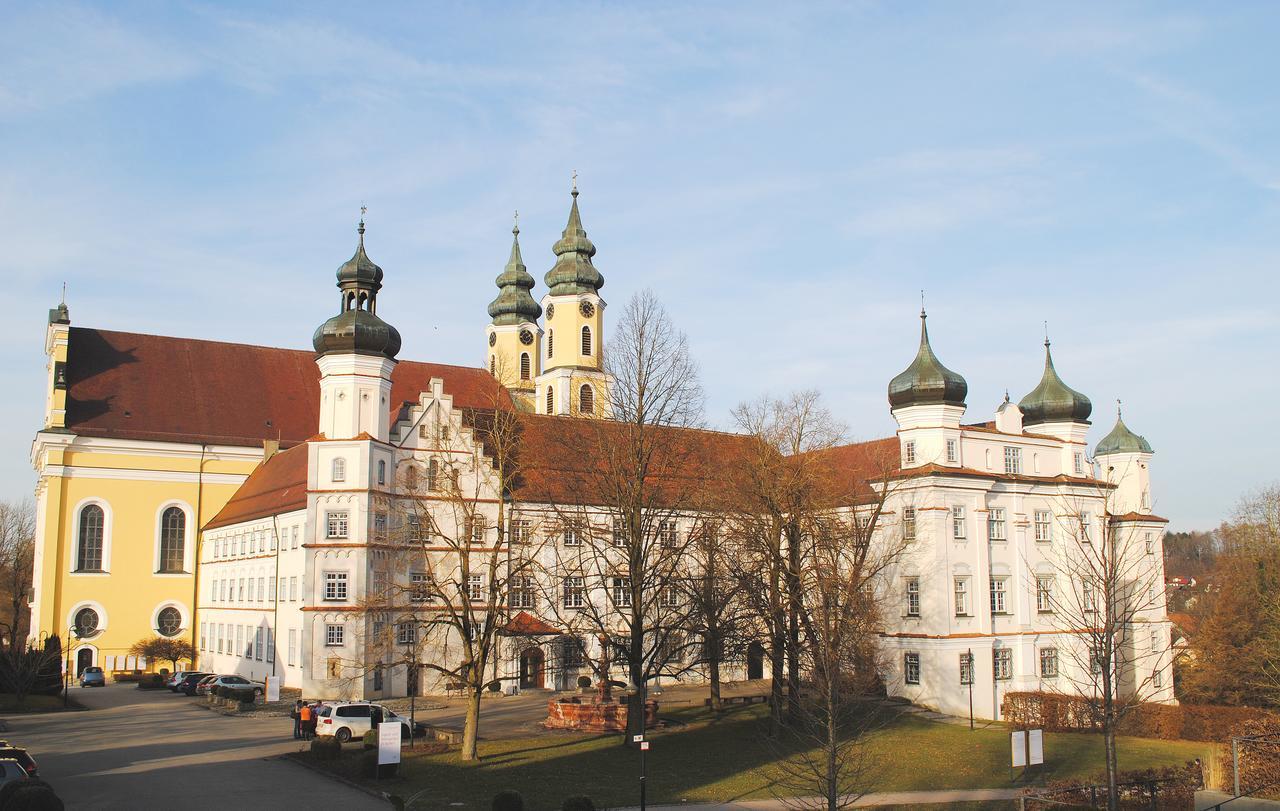 Отель Jugendhaus St. Norbert Рот-ан-дер-Рот Экстерьер фото
